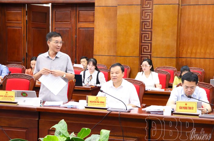 Lãnh đạo Sở Xây dựng phát biểu tại phiên họp.