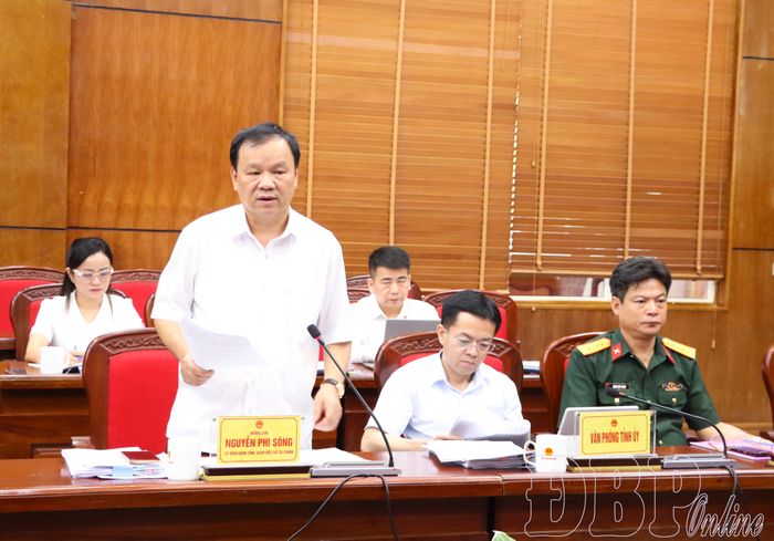 Lãnh đạo Sở Tài chính trình bày nội dung các tờ trình tại phiên họp.