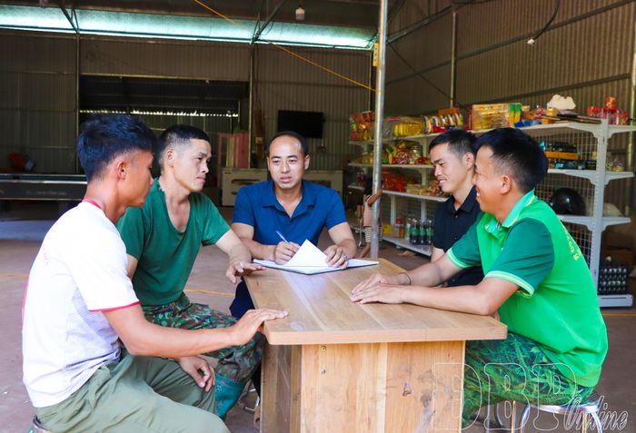 Anh Sùng A Hua (chính giữa) thường xuyên sâu sát cơ sở, quy tụ thanh niên triển khai công việc, nhiệm vụ bản giao.