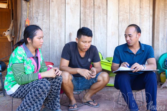 Đảng viên Sùng A Hua (ngoài cùng bên phải) tuyên truyền người dân đồng thuận bàn giao mặt bằng triển dự án hồ chứa nước Nậm Là.