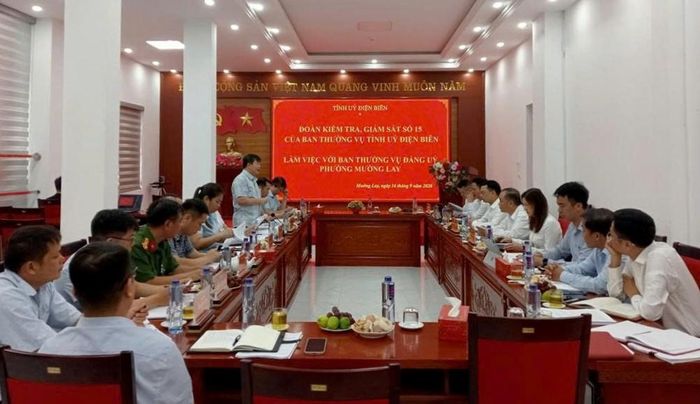 Ban Thường vụ Đảng ủy phường Mường Lay báo cáo Đoàn giám sát số 15.