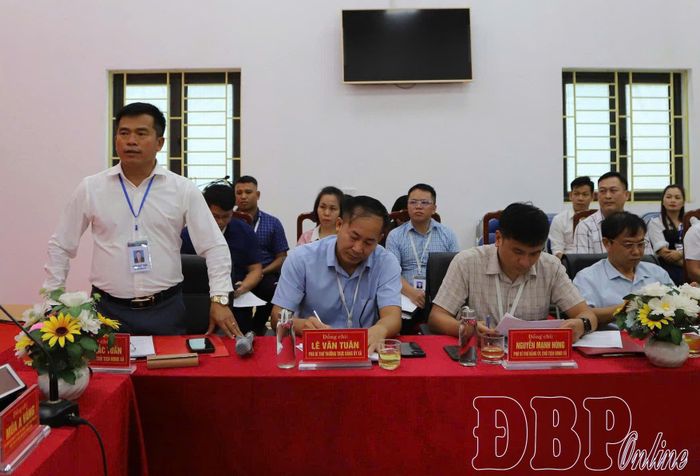 Lãnh đạo Đảng ủy xã Mường Mùn báo cáo kết quả thực hiện nhiệm vụ với đoàn công tác.