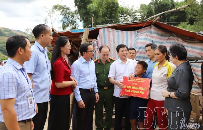 Phó Bí thư Tỉnh ủy, Chủ tịch Ủy ban MTTQ Việt Nam tỉnh Mùa A Vảng trao kinh phí hỗ trợ xây dựng nhà Đại đoàn kết cho hộ nghèo bản Mường.