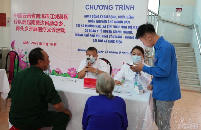 Người dân đến khám bệnh tại Trung tâm Y tế Mường Nhé.