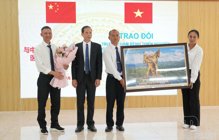Trung tâm Y tế Mường Nhé (tỉnh Điện Biên) tặng quà lưu niệm đại diện Đoàn y tế huyện Giang Thành, thành phố Phổ Nhĩ (tỉnh Vân Nam, Trung Quốc)