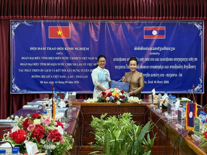 Sở Văn hóa và Du lịch tỉnh Bo Kẹo trao quà lưu niệm tặng Sở Văn hóa, Thể thao và Du lịch Điện Biên.