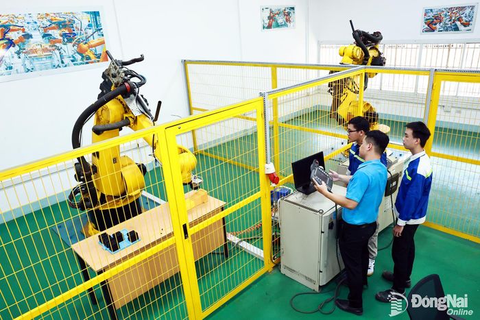Sinh viên Trường cao đẳng Công nghệ quốc tế Lilama 2 (xã Long Phước) được học nghề trình độ quốc tế.