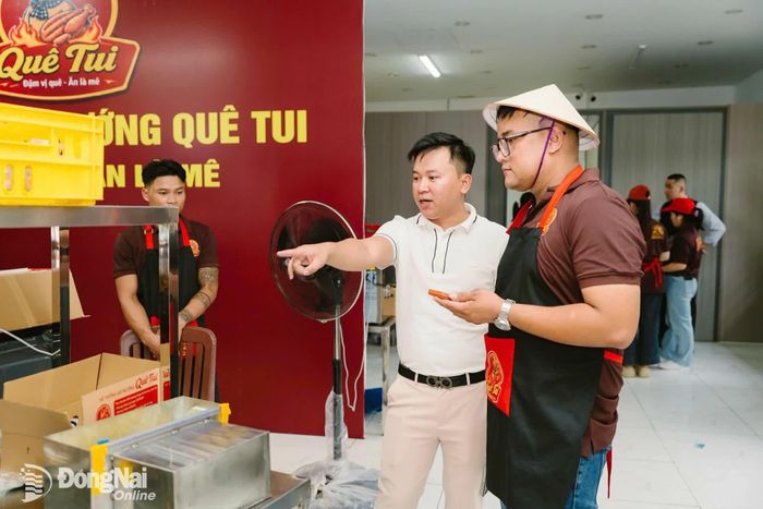 Anh Lê Đình Tuấn Kiệt (áo trắng), Giám đốc Hợp tác xã chăn nuôi gà Tâm Việt điều hành hoạt động của hợp tác xã. Ảnh: Thành đoàn cung cấp