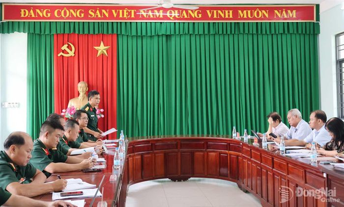 Đại tá Bùi Văn Sỹ, Phó Chính ủy Bộ Chỉ huy Quân sự thành phố Đồng Nai phát biểu trong buổi làm việc. Ảnh: Nguyệt Hà