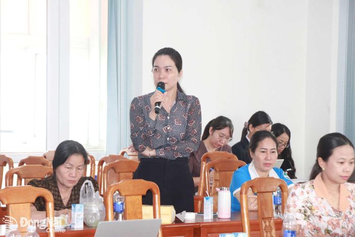 Đại diện Hội LHPN phường, xã chia sẻ ý kiến tại hội thảo. Ảnh: Nga Sơn