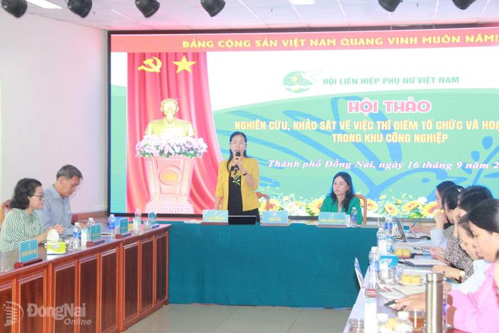 Thành ủy viên, Phó Chủ tịch Ủy ban MTTQ Việt Nam thành phố, Chủ tịch Hội LHPN thành phố Lê Thị Thanh Loan điều hành hội thảo. Ảnh: Nga Sơn