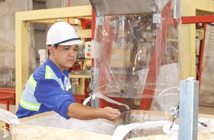 Công nhân kiểm tra sản phẩm phân bón hữu cơ dạng mùn do Công ty cổ phần Dịch vụ Sonadezi sản xuất. Ảnh: Hoàng Lộc