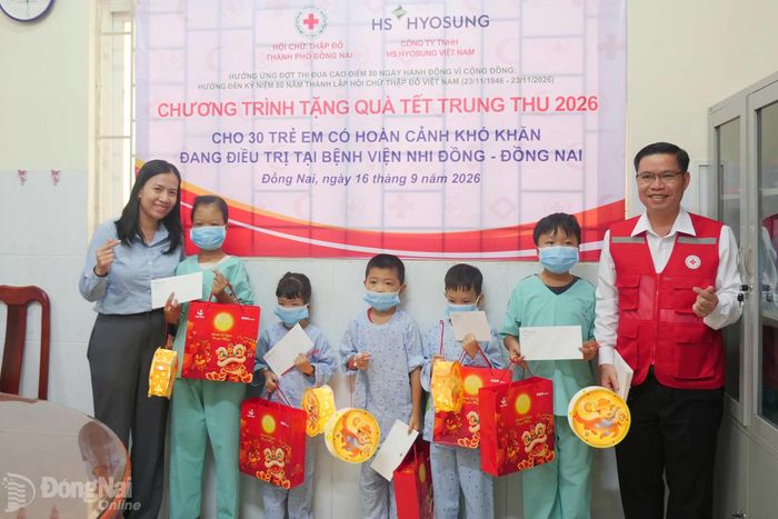 Đại diện Hội Chữ thập đỏ thành phố, Bệnh viện Nhi đồng Đồng Nai và nhà tài trợ tặng quà trung thu cho các bệnh nhi. Ảnh: Hạnh Dung