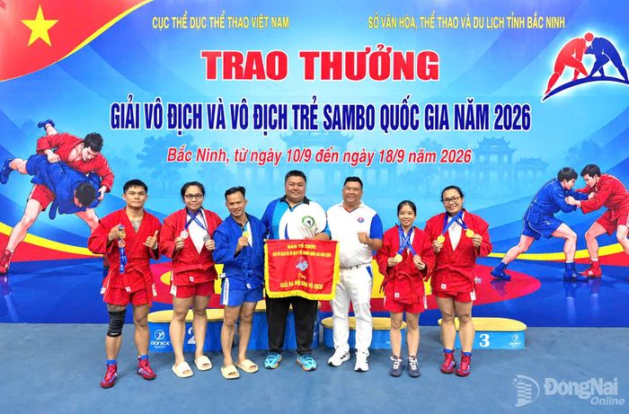 Các huấn luyện viên chia vui với các võ sĩ thành phố Đồng Nai giành huy chương tại giải. Ảnh: ĐVCC