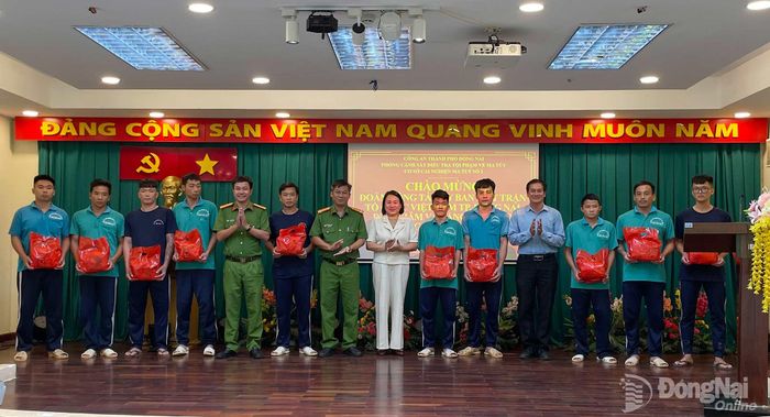 Đoàn công tác, lãnh đạo PC04 Công an thành phố, lãnh đạo Cơ sở cai nghiện ma túy số 2, Ủy ban MTTQ Việt Nam xã Phước Thái tặng quà cho các học viên tiêu biểu. Ảnh: Phạm Quang