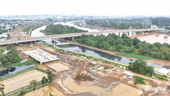 Trên tuyến đường có 5 cây cầu gồm: Bà Bột, Chìm Tàu, Rạch Gió, Suối Linh, Tân Mai được đầu tư xây dựng mới. Gói thầu xây dựng các cầu trên tuyến đã được khởi công xây dựng cuối năm 2023. Ảnh: Phạm Tùng