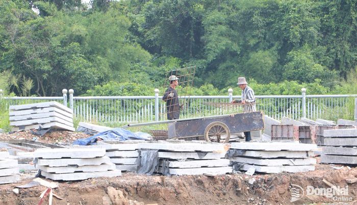 Công nhân thi công đúc các cấu kiện bê tông phục vụ thi công dự án. Ảnh: Phạm Tùng