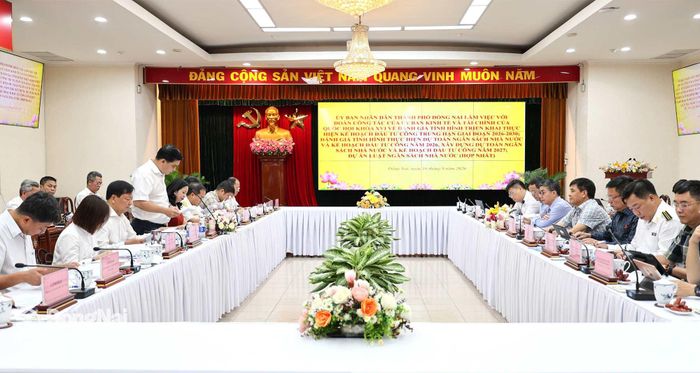 Quang cảnh buổi làm việc sáng 16-9. Ảnh: Ngọc Liên