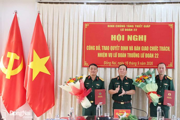 Thiếu tướng Đỗ Đình Thanh trao quyết định và tặng hoa chúc mừng các cán bộ nhận quyết định. Ảnh: Nguyệt Hà