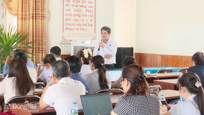 Giám đốc Trung tâm Y tế khu vực Vĩnh Cửu Hồ Văn Hoài phát biểu tại hội nghị. Ảnh: X.Hiệp