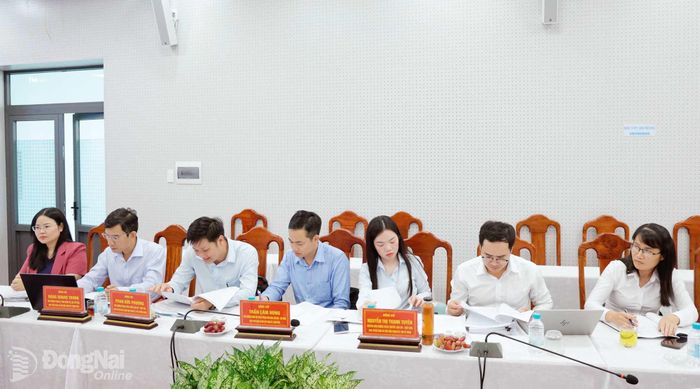 Các thành viên đoàn giám sát của Ban Tuyên giáo và Dân vận Thành ủy tại buổi làm việc. Ảnh: Thanh Tuyền