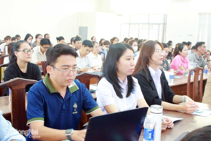 Đại diện các doanh nghiệp tham dự buổi đối thoại. Ảnh: N.Hòa