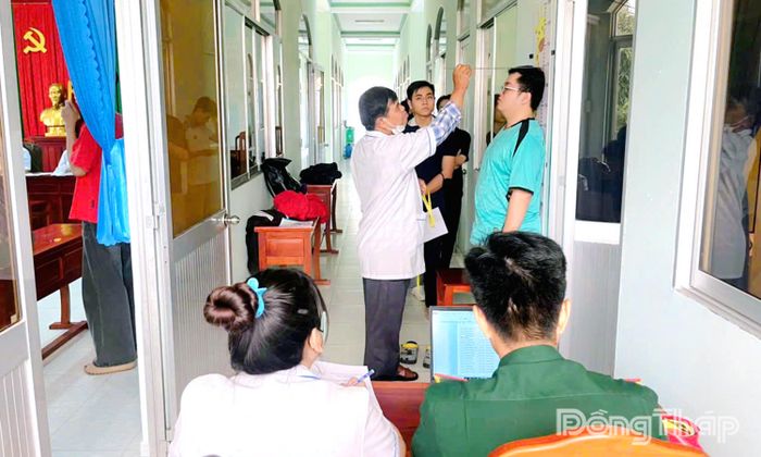 Hội đồng Nghĩa vụ Quân sự xã Hòa Long khám sức khỏe thanh niên chuẩn bị nhập ngũ năm 2027.