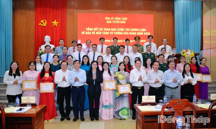 Các tác giả đạt giải chụp ảnh lưu niệm cùng lãnh đạo Ban Tuyên giáo Tỉnh ủy.