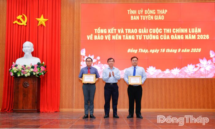 Đồng chí Đoàn Văn Phương, Phó Trưởng ban Thường trực Ban Tuyên giáo Tỉnh ủy trao giải Nhất cho các tác giả.