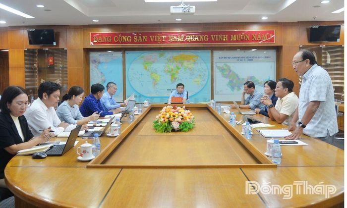 Đại diện lãnh đạo các ngành, đoàn thể phát biểu tại buổi làm việc.