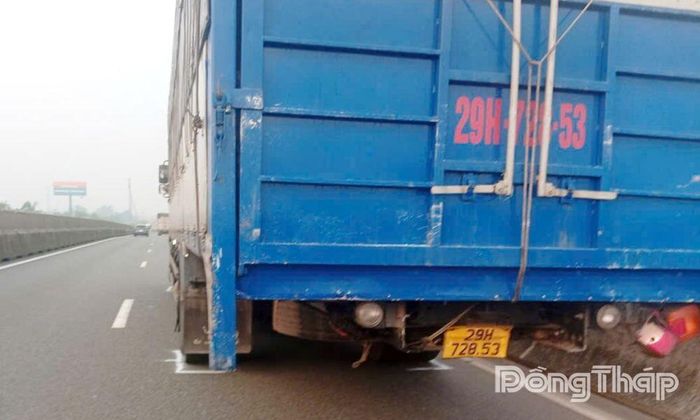 Xe tải và xe cấp cứu va chạm khiến 4 người bị thương.