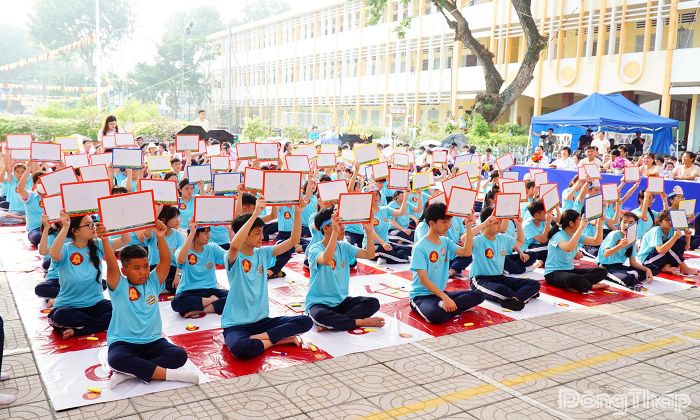 Không khí sôi nổi tại Vòng Chung kết Cuộc thi Rung chuông vàng tại Trường THCS Xuân Diệu.