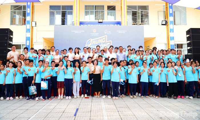 Ban Tổ chức, đại biểu và các em học sinh chụp hình lưu niệm tại Cuộc thi.