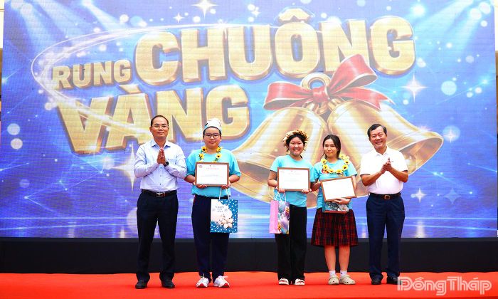 Ban Tổ chức trao giải cho các thí sinh xuất sắc tại Cuộc thi (em Nguyễn Vân Khánh, Trường THCS Xuân Diệu (giữa) đoạt giải Nhất).