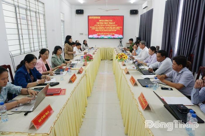 Quang cảnh buổi làm việc.