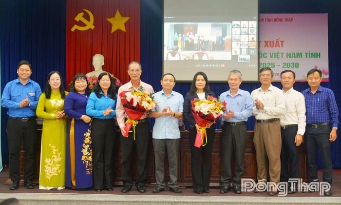 Chủ tịch và các Phó Chủ tịch Ủy ban MTTQ Việt Nam tỉnh chụp ảnh lưu niệm cùng các Ủy viên vừa được hiệp thương thống nhất cử Ủy viên Ủy ban MTTQ Việt Nam tỉnh khóa I, nhiệm kỳ 2025 - 2030.