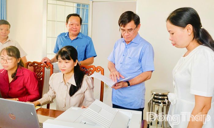 Đồng chí Nguyễn Văn Mười thăm, động viên cán bộ thực hiện công tác số hóa hồ sơ đảng viên tại phường Gò Công.