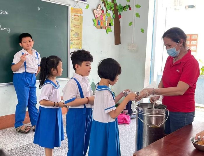 Các trường tổ chức bán trú cần bảo đảm đầy đủ các điều kiện cần thiết về cơ sở vật chất, nhân lực, an toàn thực phẩm, nguồn gốc thực phẩm... Ảnh: H.Đ