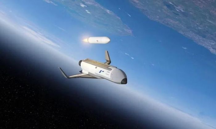 Đồ họa mô phỏng máy bay vũ trụ phóng tên lửa trong không gian. Đồ họa: DARPA