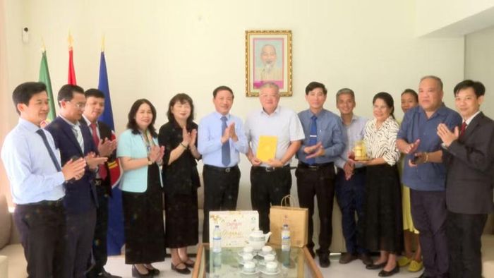  Chủ tịch UBND tỉnh Phạm Anh Tuấn (thứ 6 từ trái sang) tặng quà Đại sứ quán. Ảnh: Đức Hải 