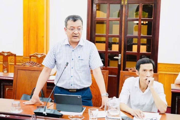  Đại diện Trung tâm Phát triển quỹ đất tỉnh báo cáo tiến độ xử lý các cơ sở nhà, đất là tài sản công dôi dư trên địa bàn tỉnh. Ảnh: N.H 