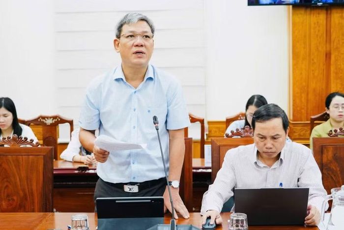  Đại diện lãnh đạo Sở Tài chính báo cáo tình hình quản lý, khai thác, xử lý cơ sở nhà, đất là tài sản công dôi dư trên địa bàn tỉnh. Ảnh: N.H 