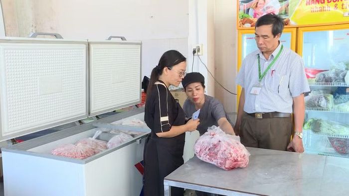  Tại thời điểm kiểm tra, tủ lạnh bảo quản thực phẩm không được vệ sinh sạch sẽ tại Siêu thị Căn tin Nam Phong bị Đoàn kiểm tra lập biên bản đề xuất xử phạt. Ảnh: Phi Long 