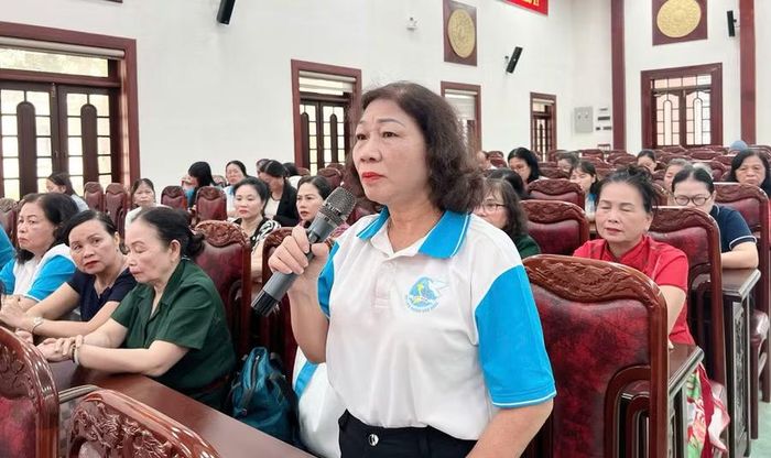 Nhiều hội viên phụ nữ nêu ý kiến liên quan đến đời sống dân sinh, phát triển đô thị, an sinh xã hội, an ninh trật tự và sinh kế của người dân. Ảnh: Đỗ Hằng
