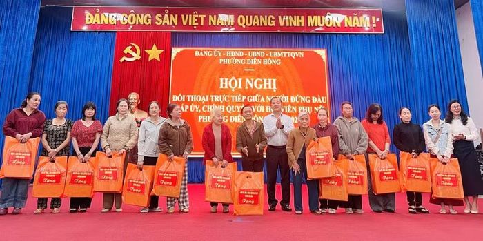 Đảng ủy-HĐND-UBND-Ủy ban MTTQ Việt Nam phường tặng 30 suất quà cho hộ khó khăn. Ảnh: Đỗ Hằng