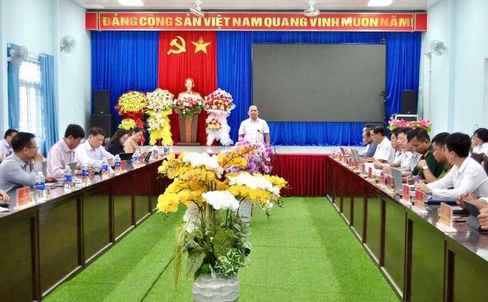 Quang cảnh buổi làm việc với Ban Thường vụ Đảng ủy xã SRó. Ảnh: P.D 
