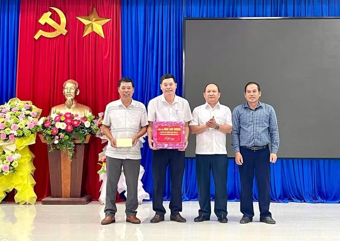  Phó Bí thư Thường trực Tỉnh ủy, Chủ tịch HĐND tỉnh Rah Lan Chung (thứ 2 từ phải sang) trao quà cho Đảng ủy xã SRó. Ảnh: P.D 
