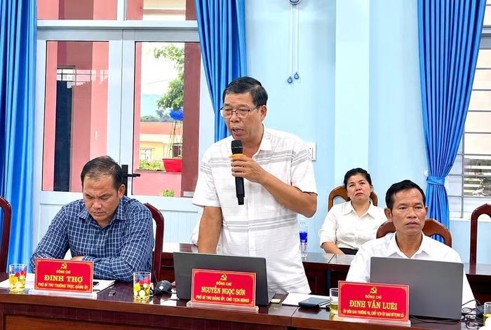  Chủ tịch UBND xã SRó Nguyễn Ngọc Sơn kiến nghị, đề xuất một số vấn đề tại buổi làm việc. Ảnh: P.D 