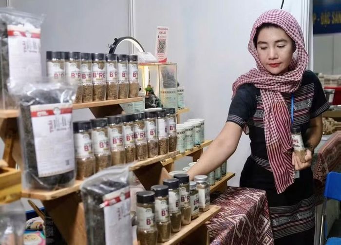 Chị Võ Minh Mơ - Giám đốc Công ty TNHH Hương Quế B’RÊ được nhận Giải thưởng Lương Định Của lần thứ XXI. Ảnh: NVCC