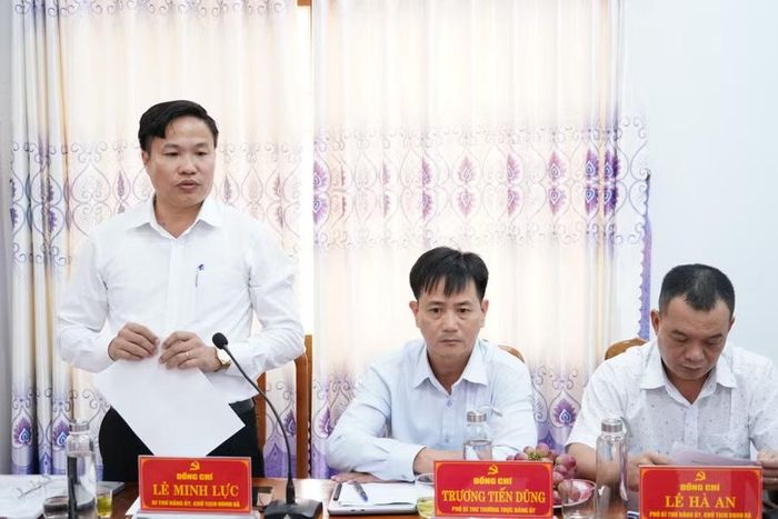  Bí thư Đảng ủy, Chủ tịch HĐND xã Bình Hiệp Lê Minh Lực báo cáo tại buổi làm việc. Ảnh: N.H 